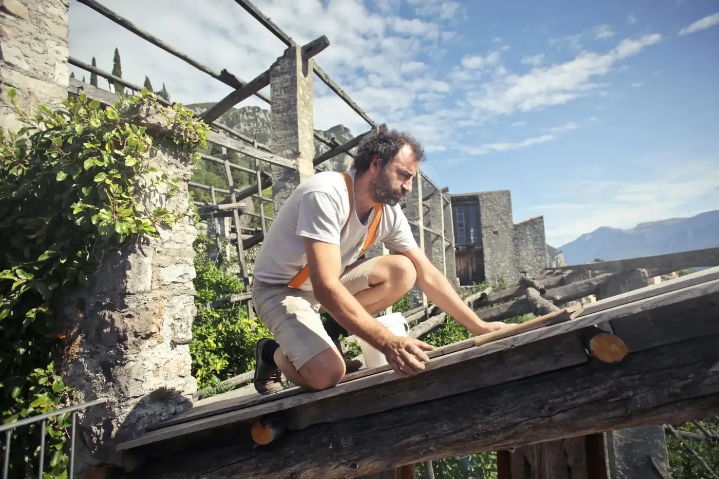 Artisan couvreur au travail sur une toiture