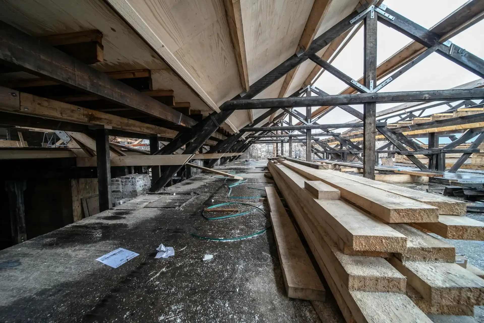 Charpente bois traditionnelle vue de l'intérieur des combles
