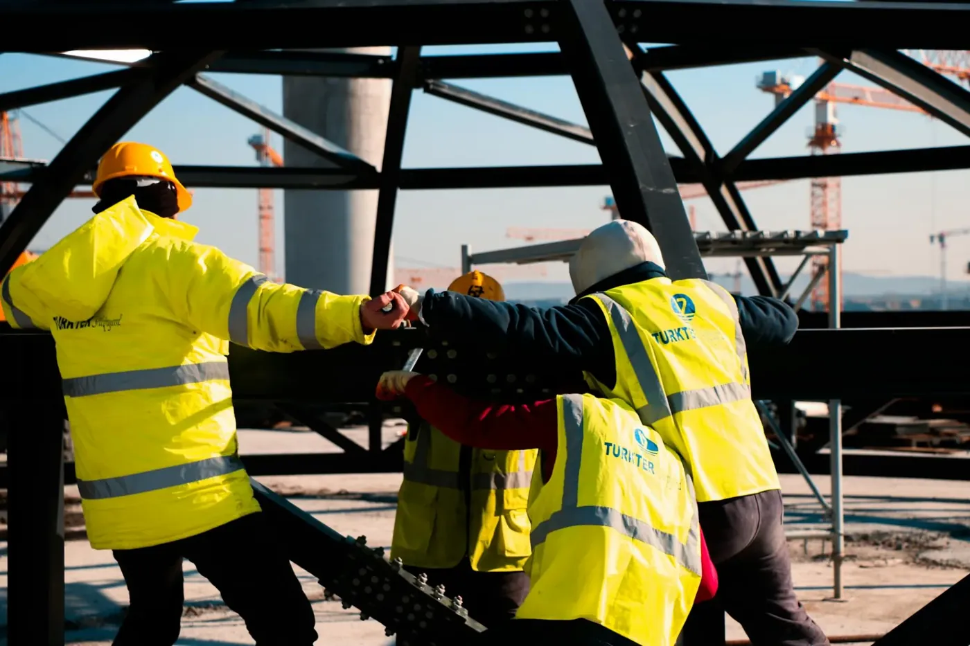 Équipe de couvreurs sur un chantier de rénovation