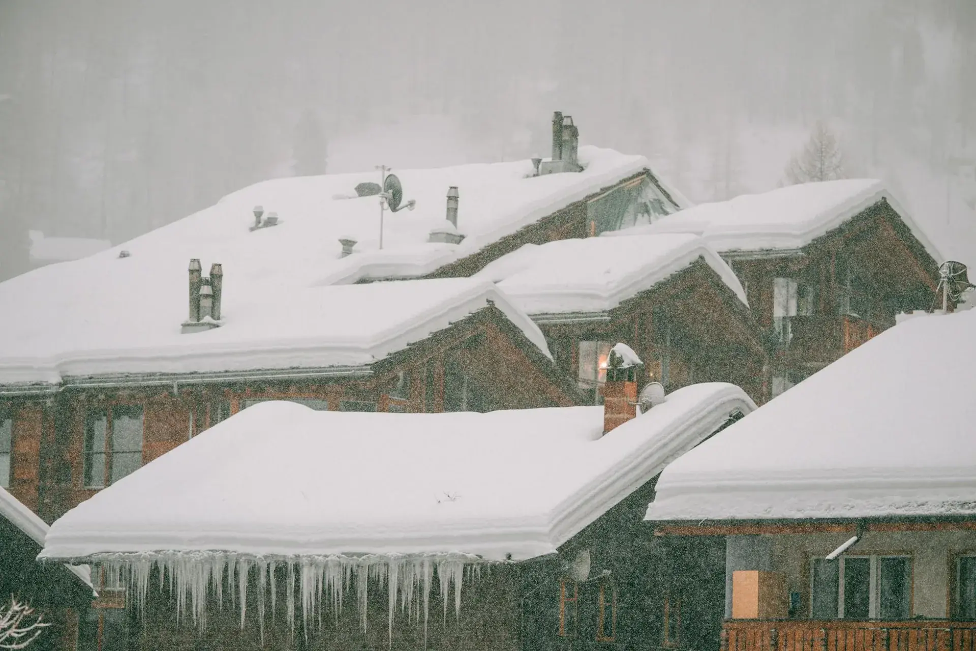 Maison sous la neige en hiver nécessitant une intervention urgente toiture
