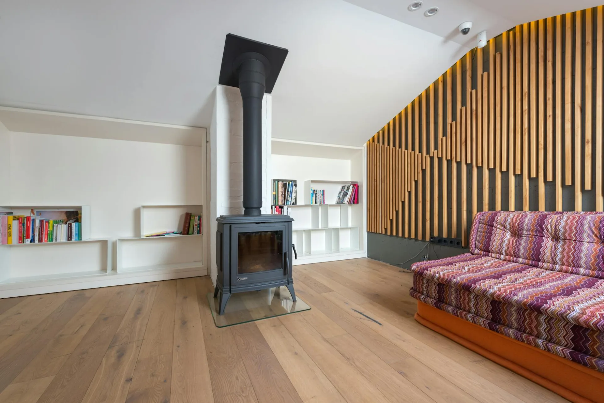 Poêle à granulés moderne dans un intérieur