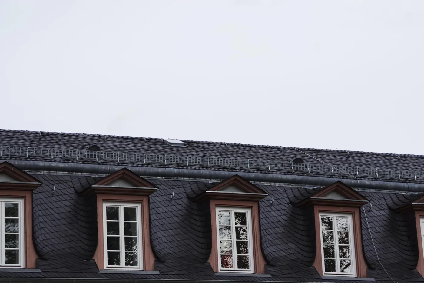 Toiture en ardoise naturelle avec lucarnes